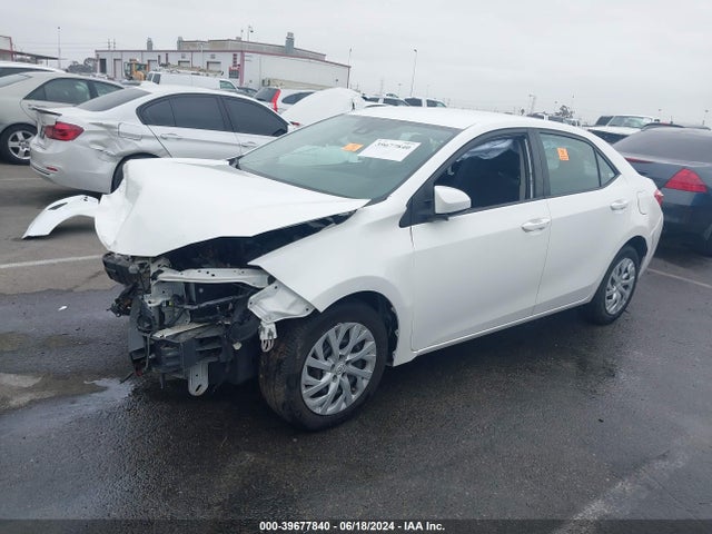 Toyota COROLLA LE 2018 5YFBURHE0JP855631 Image 2