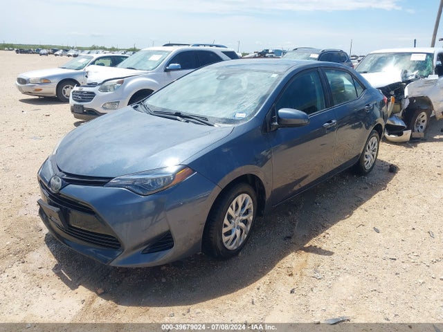 Toyota COROLLA LE 2018 5YFBURHE6JP825565 Image 2