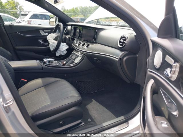 WDDZF4KB8HA027390 Mercedes-Benz E 300 4matic