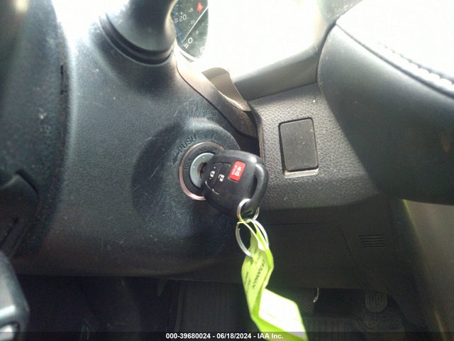 JTMRFREV8HD210543 Toyota Rav4 Xle