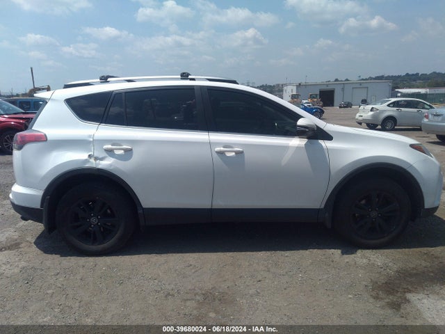 JTMRFREV8HD210543 Toyota Rav4 Xle