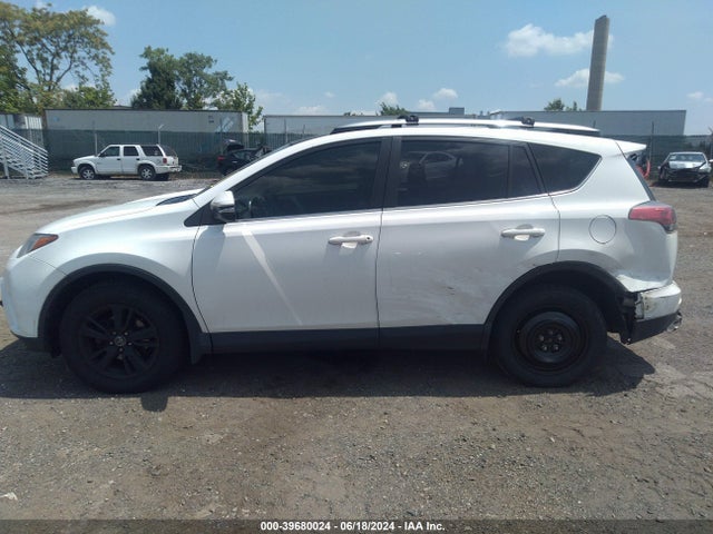 JTMRFREV8HD210543 Toyota Rav4 Xle