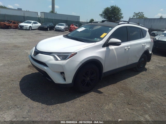 JTMRFREV8HD210543 Toyota Rav4 Xle