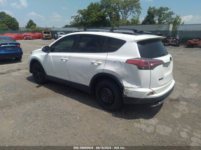 JTMRFREV8HD210543 Toyota Rav4 Xle