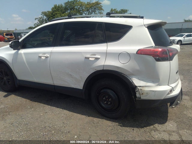 JTMRFREV8HD210543 Toyota Rav4 Xle