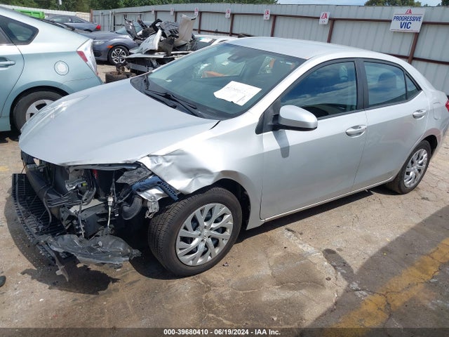 Toyota COROLLA LE 2018 5YFBURHE8JP847616 Image 2