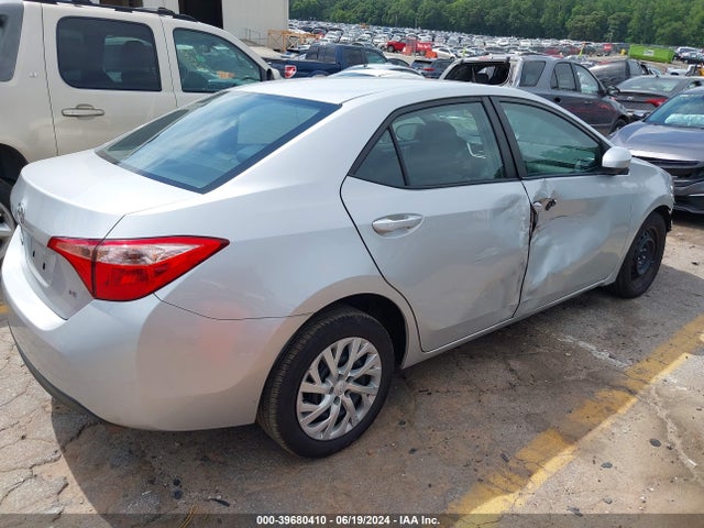 Toyota COROLLA LE 2018 5YFBURHE8JP847616 Image 4