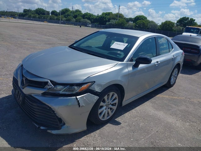 Toyota CAMRY LE 2018 4T1B11HKXJU085775 Image 2
