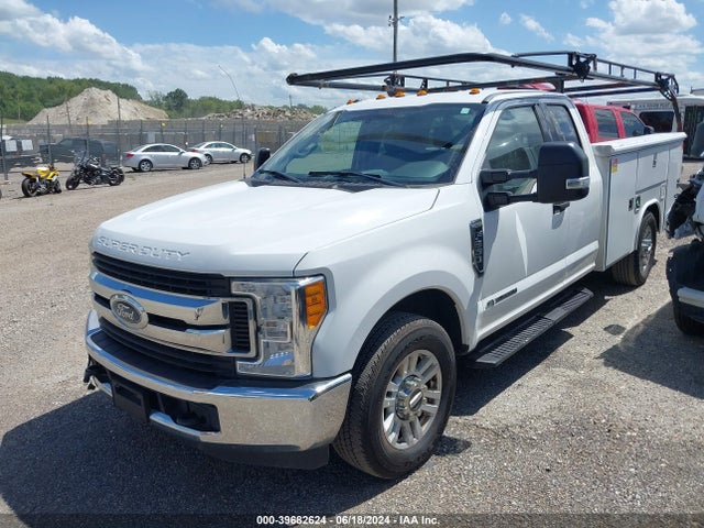 Ford F-350 Chassis Xlt 2017 1FD7X3ET7HEE07676 Image 2