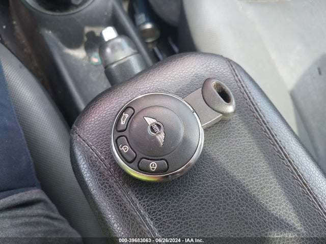 2010 MINI COOPER WMWMF3C5XATU77363 Photo 10