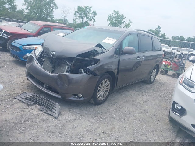 Toyota Sienna Xle 8 Passenger 2015 5TDYK3DC0FS597949 Image 2