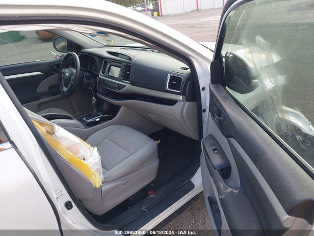Toyota Highlander Le 2016 5TDZARFH2GS021803 Image 5