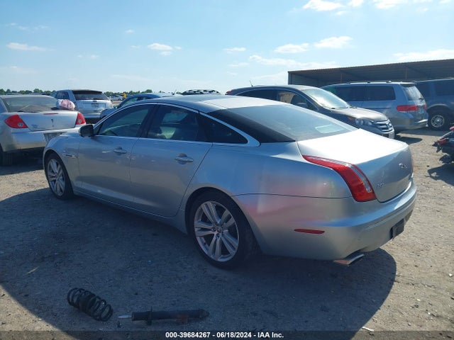 2011 JAGUAR XJ SAJWA1CB9BLV16936 Photo 2
