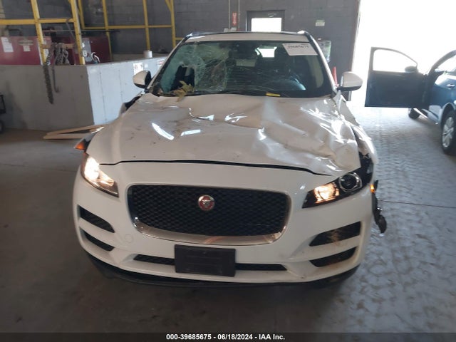 SADCJ2BV6HA489125 Jaguar F-pace 35t Premium