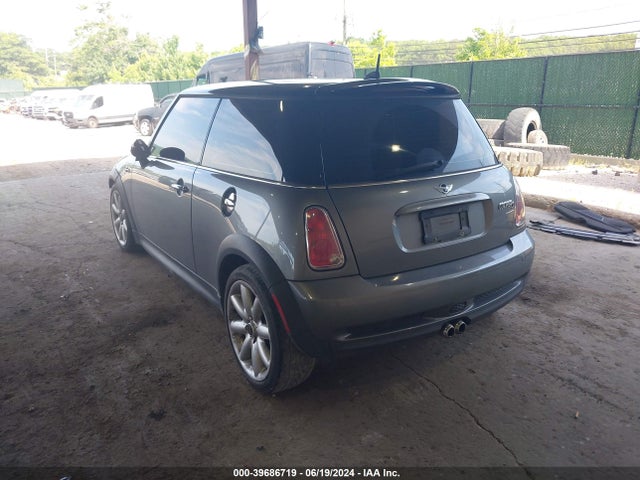 2006 MINI COOPER S WMWRE33566TL24060 Photo 2