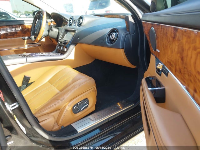 2011 JAGUAR XJ SAJWA2JC4BMV12210 Photo 4