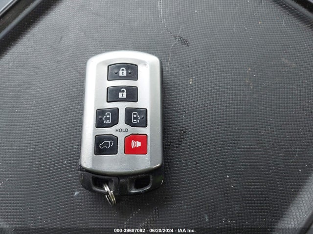 5TDXZ3DC7HS820420 Toyota Sienna Se Premium 8 Passenger