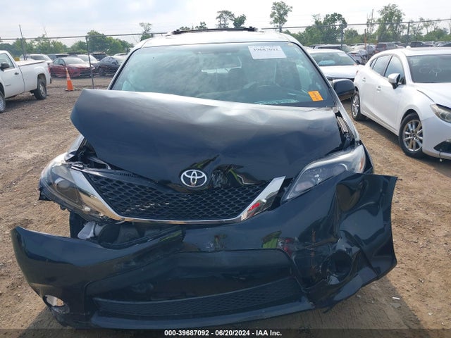 5TDXZ3DC7HS820420 Toyota Sienna Se Premium 8 Passenger