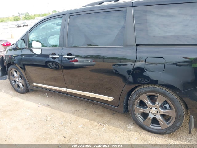 5TDXZ3DC7HS820420 Toyota Sienna Se Premium 8 Passenger