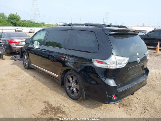 5TDXZ3DC7HS820420 Toyota Sienna Se Premium 8 Passenger