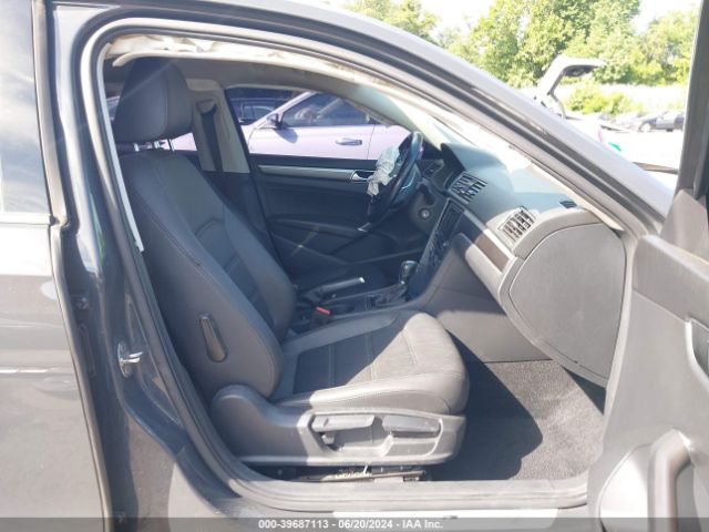 1VWAA7A3XJC025228 Volkswagen Passat 2.0t R-line/2.0t S