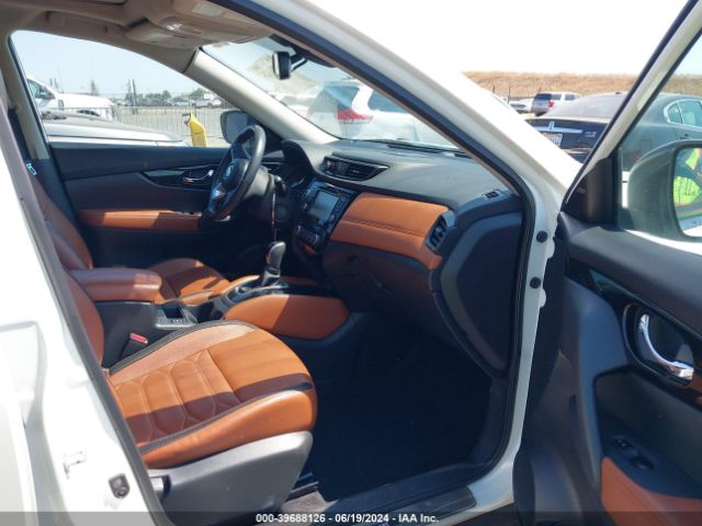 5N1AT2MVXHC765235 Nissan Rogue Sl