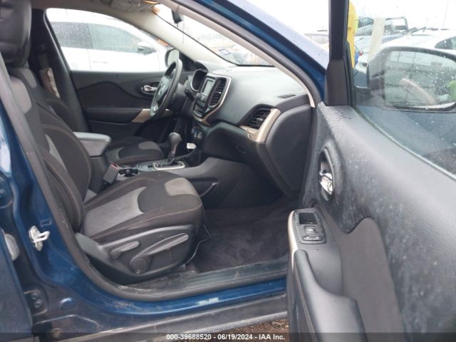 1C4PJLCB2JD566567 Jeep Cherokee Latitude