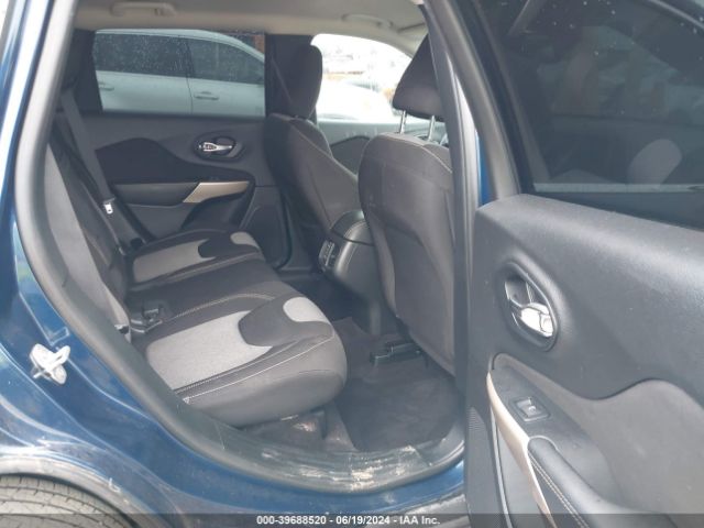 1C4PJLCB2JD566567 Jeep Cherokee Latitude
