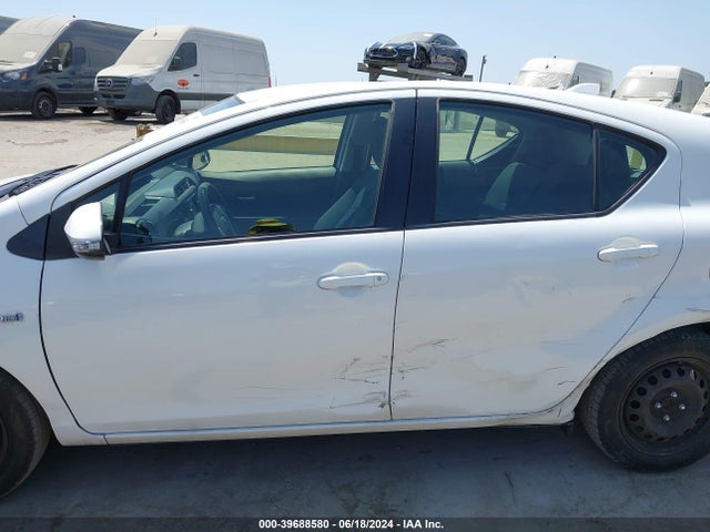 Toyota Prius C Two 2015 JTDKDTB32F1584653 Image 14