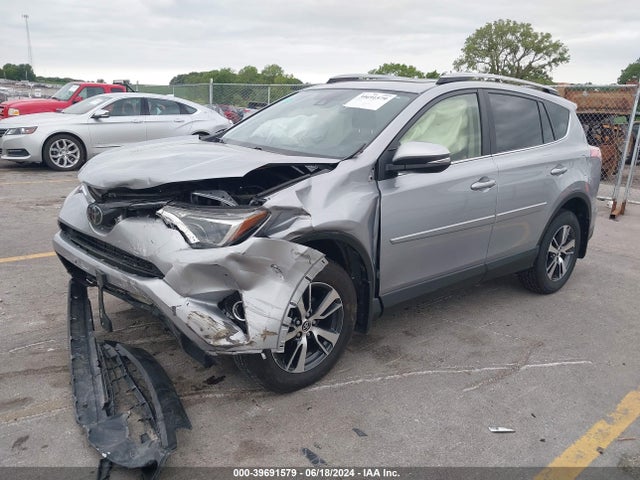 Toyota Rav4 Xle 2018 JTMRFREV9JD236591 Image 2
