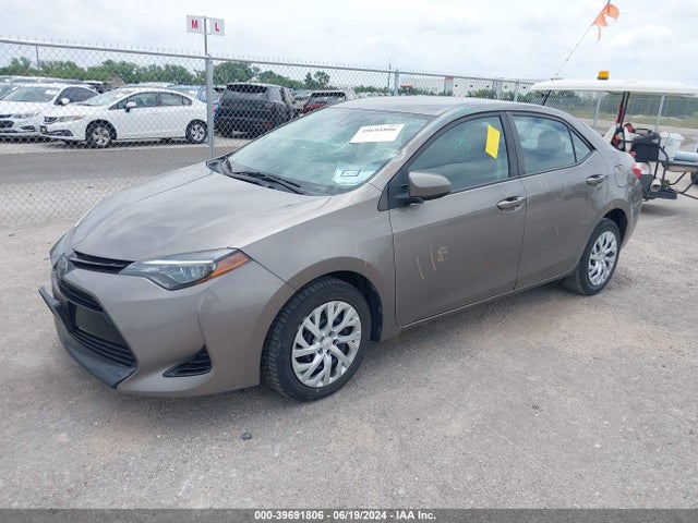 Toyota COROLLA LE 2018 5YFBURHEXJP828758 Image 2