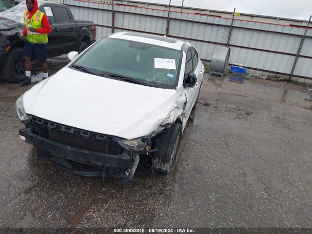 Hyundai Elantra Value Edition 2017 5NPD84LF0HH160914 Image 2