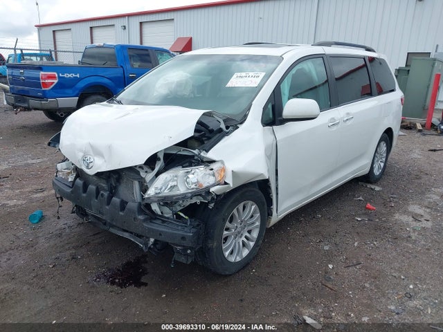 Toyota Sienna Xle 8 Passenger 2017 5TDYZ3DC8HS843323 Image 2