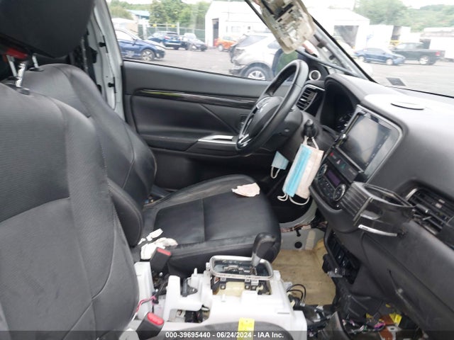 JA4AZ3A39JZ025927 Mitsubishi Outlander Sel