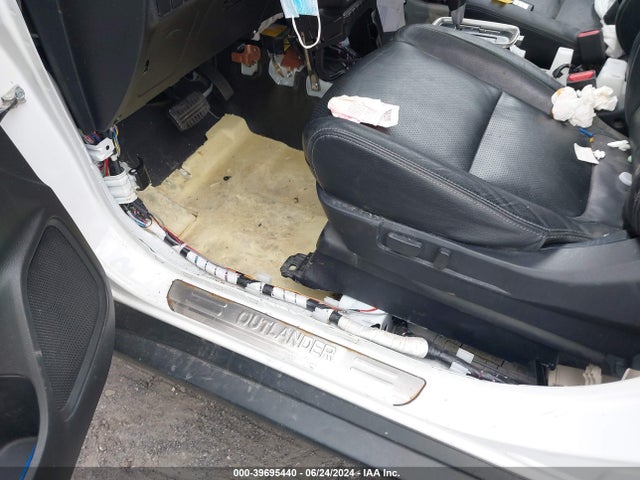 JA4AZ3A39JZ025927 Mitsubishi Outlander Sel