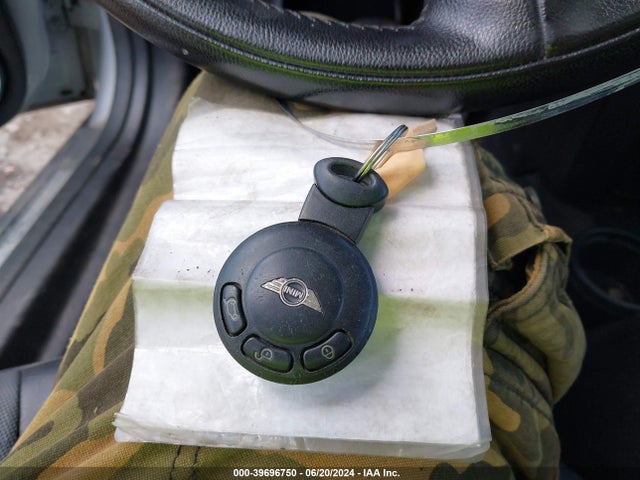 2010 MINI COOPER WMWMF3C56ATZ62566 Photo 10