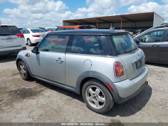 2010 MINI COOPER WMWMF3C56ATZ62566 Photo 2