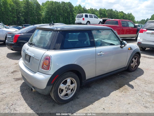 2010 MINI COOPER WMWMF3C56ATZ62566 Photo 3