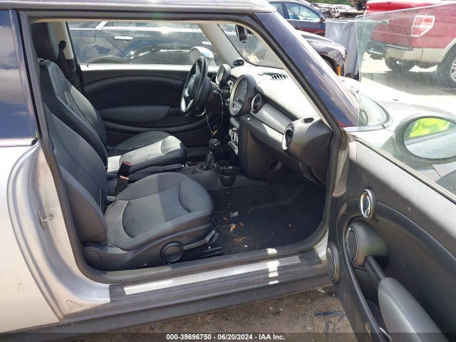 2010 MINI COOPER WMWMF3C56ATZ62566 Photo 4