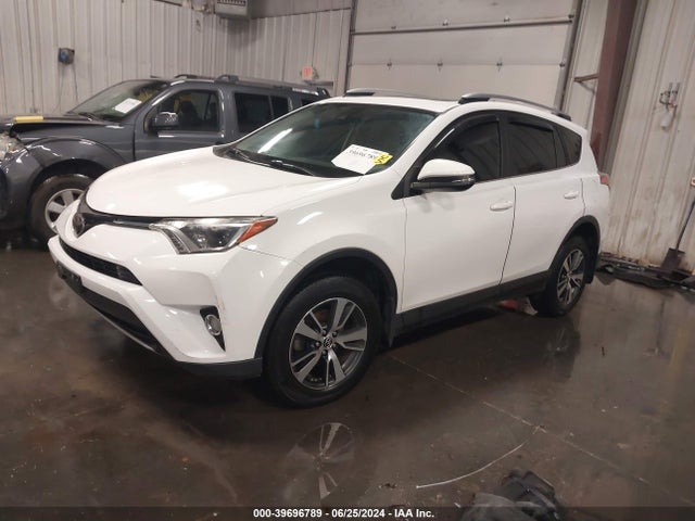 Toyota Rav4 Xle 2017 JTMRFREV3HD206223 Image 2