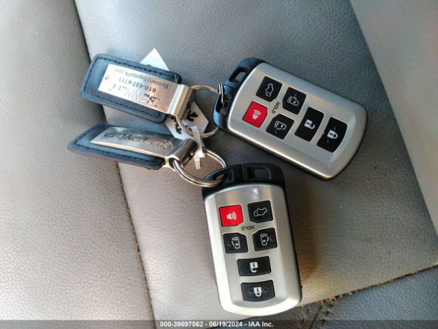 5TDYZ3DC6HS851436 Toyota Sienna Xle Premium 8 Passenger