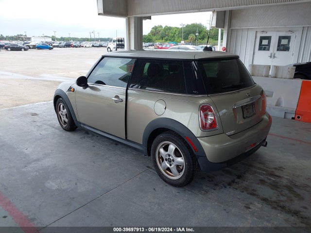 2011 MINI COOPER WMWSU3C51BTX95662 Photo 2