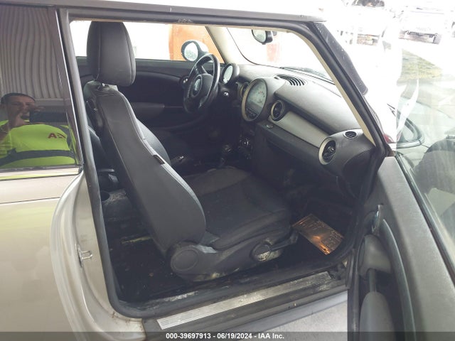 2011 MINI COOPER WMWSU3C51BTX95662 Photo 4