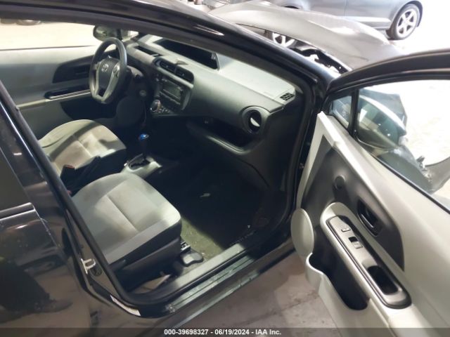 JTDKDTB30E1571365 Toyota Prius C One