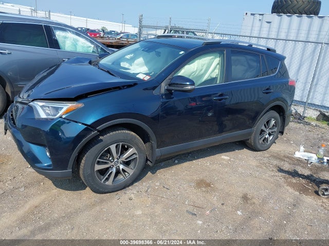 Toyota Rav4 Xle 2018 JTMRFREV7JD239294 Image 2