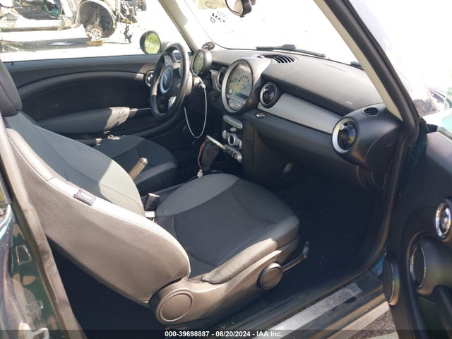 2010 MINI COOPER WMWMF3C55ATZ63398 Photo 4