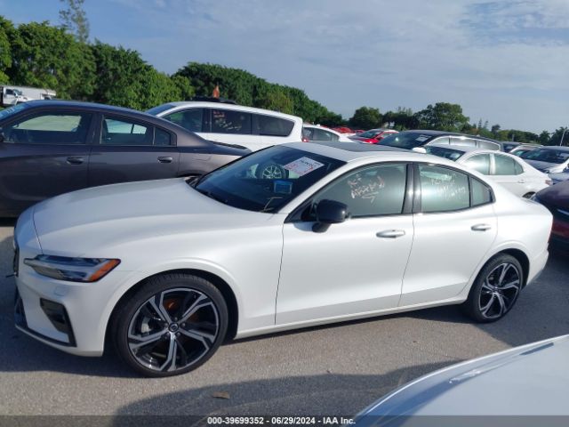 7JRL12FK6RG281810 Volvo S60 B5 Core Dark Theme