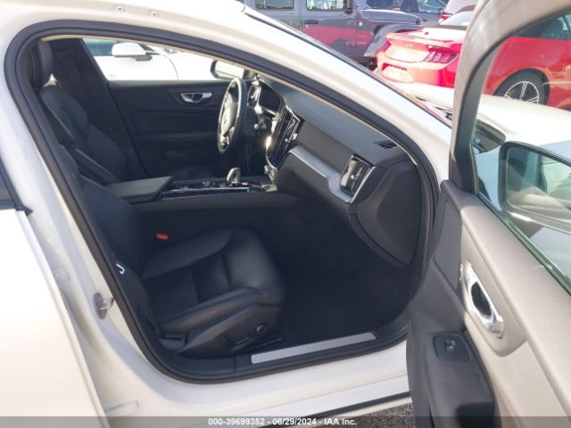 7JRL12FK6RG281810 Volvo S60 B5 Core Dark Theme