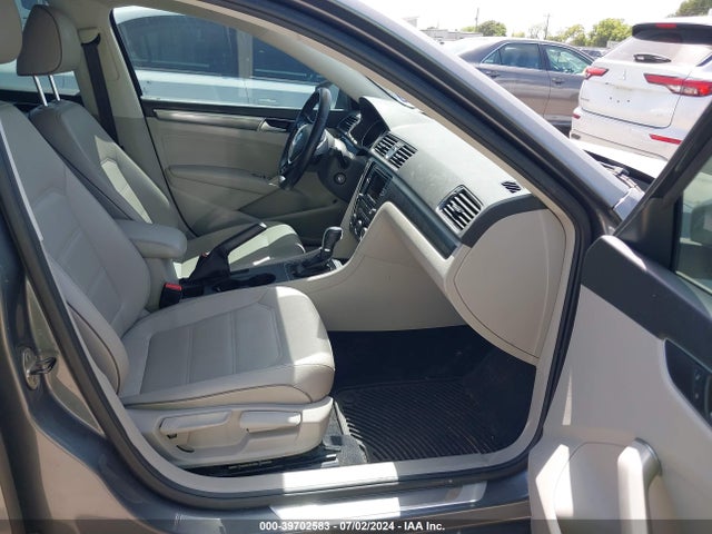 1VWAS7A35GC043044 Volkswagen Passat 1.8t R-line
