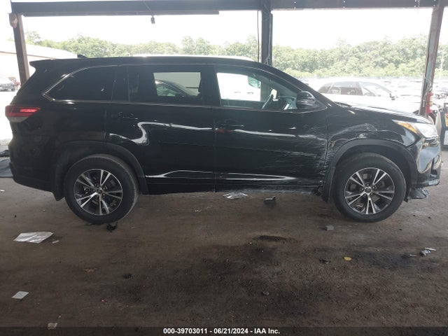 Toyota Highlander Le Plus 2018 5TDBZRFH0JS873875 Image 14